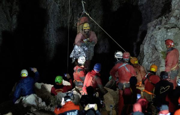 美国洞穴研究人员从3000英尺深的土耳其洞穴中获救后安全了